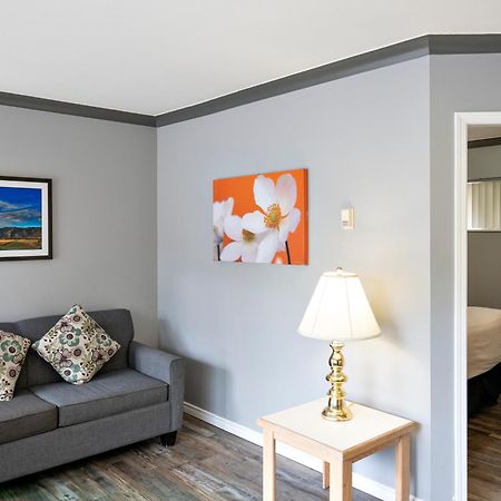 Tiki Shores Inn & Suites Penticton Ngoại thất bức ảnh
