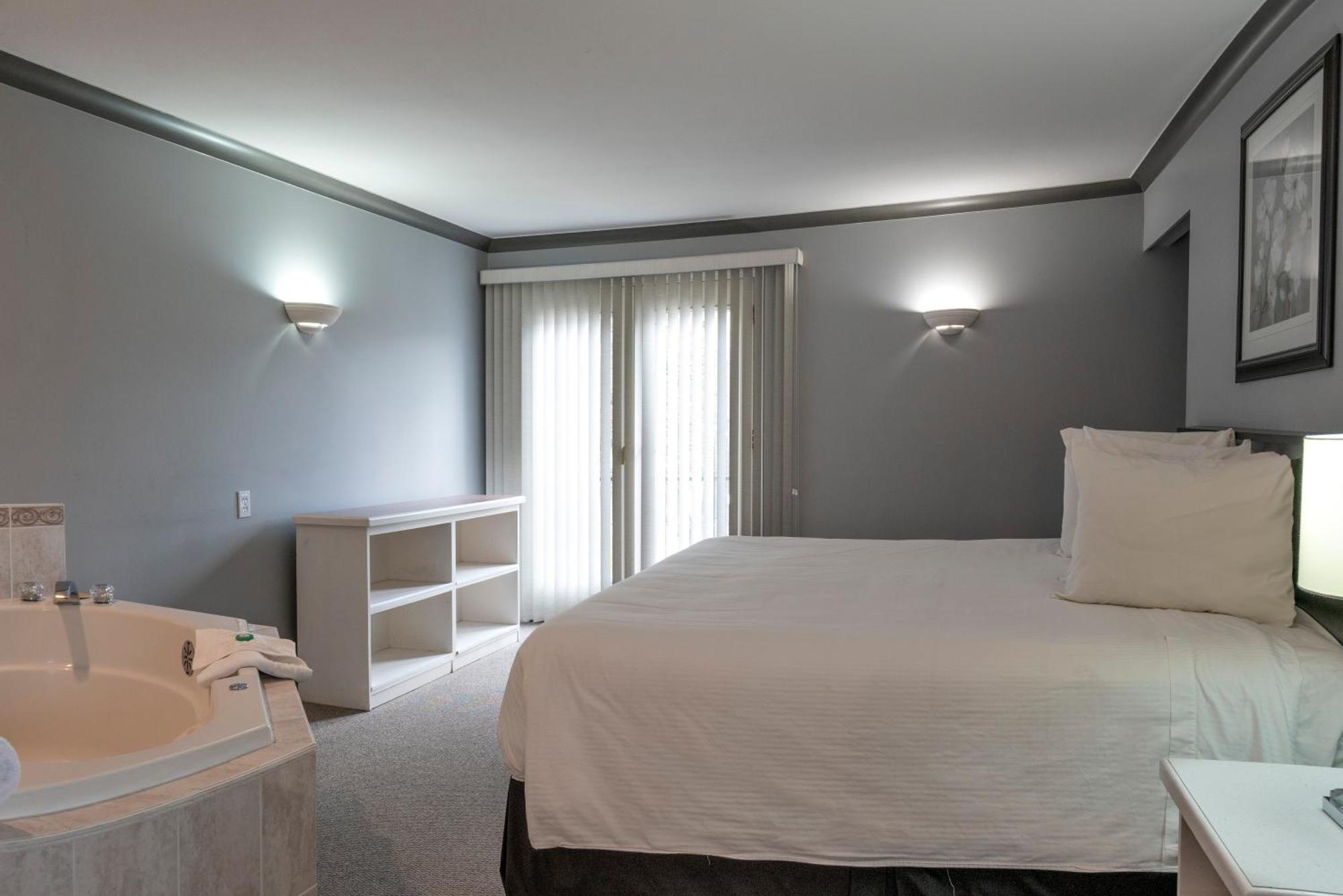 Tiki Shores Inn & Suites Penticton Ngoại thất bức ảnh