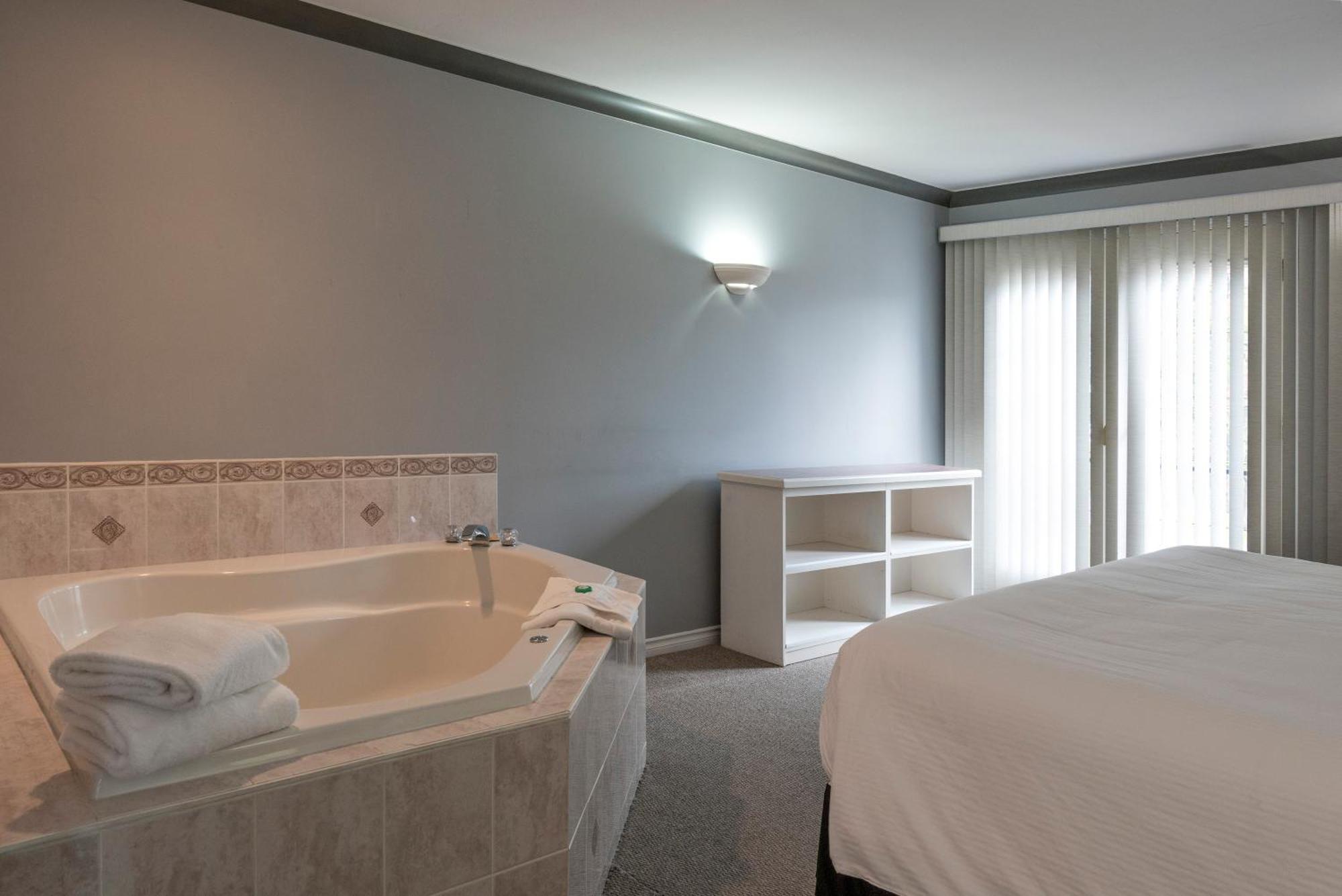 Tiki Shores Inn & Suites Penticton Ngoại thất bức ảnh