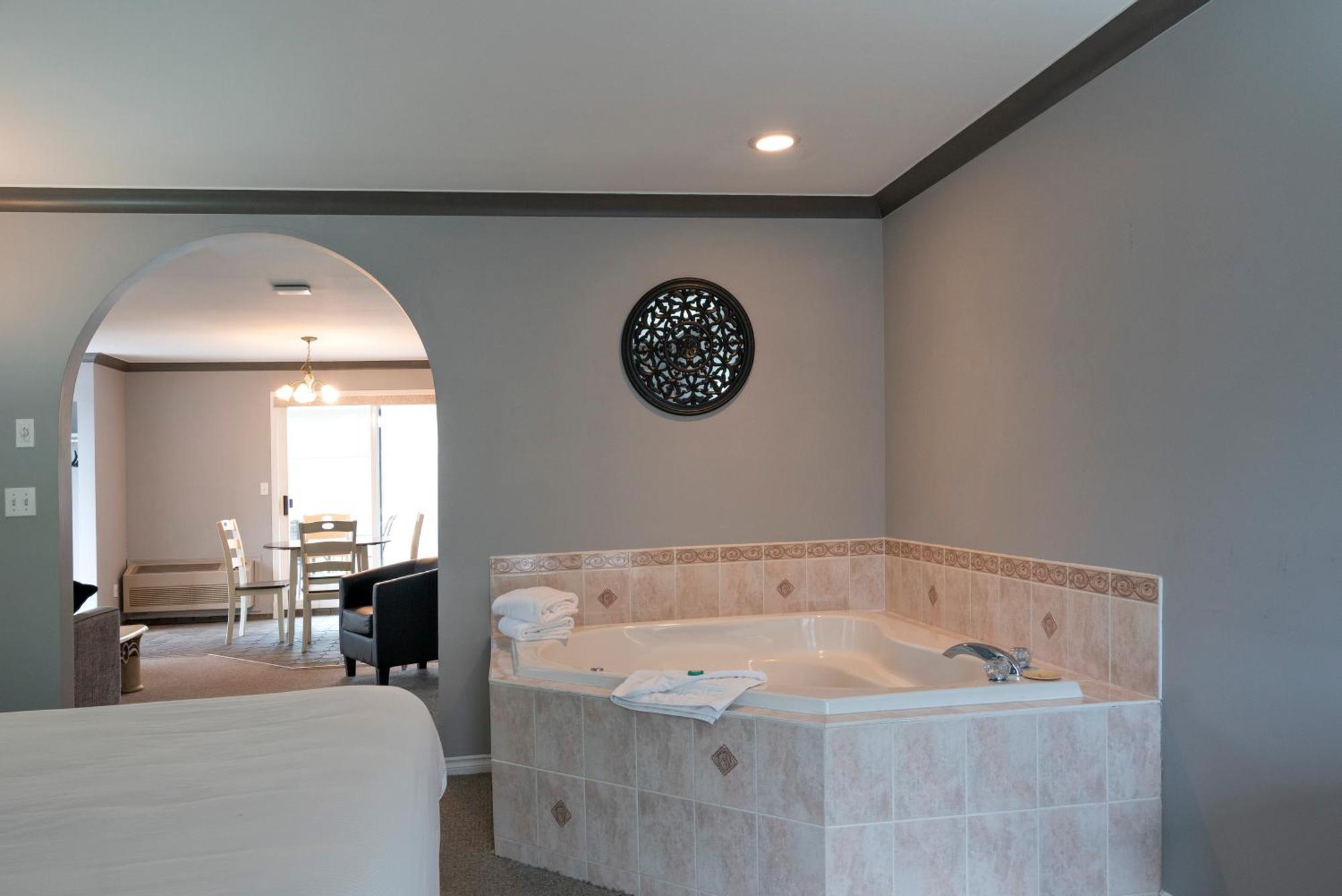Tiki Shores Inn & Suites Penticton Ngoại thất bức ảnh