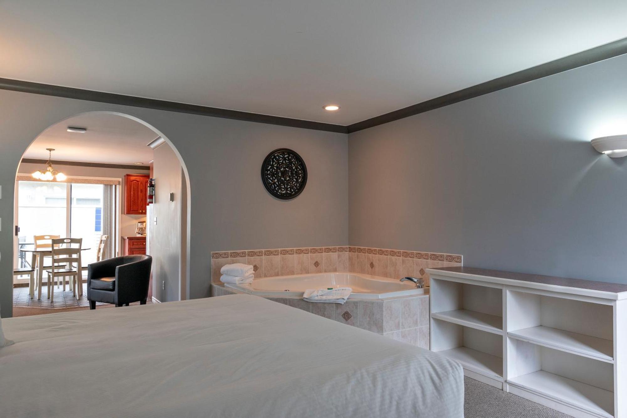 Tiki Shores Inn & Suites Penticton Ngoại thất bức ảnh