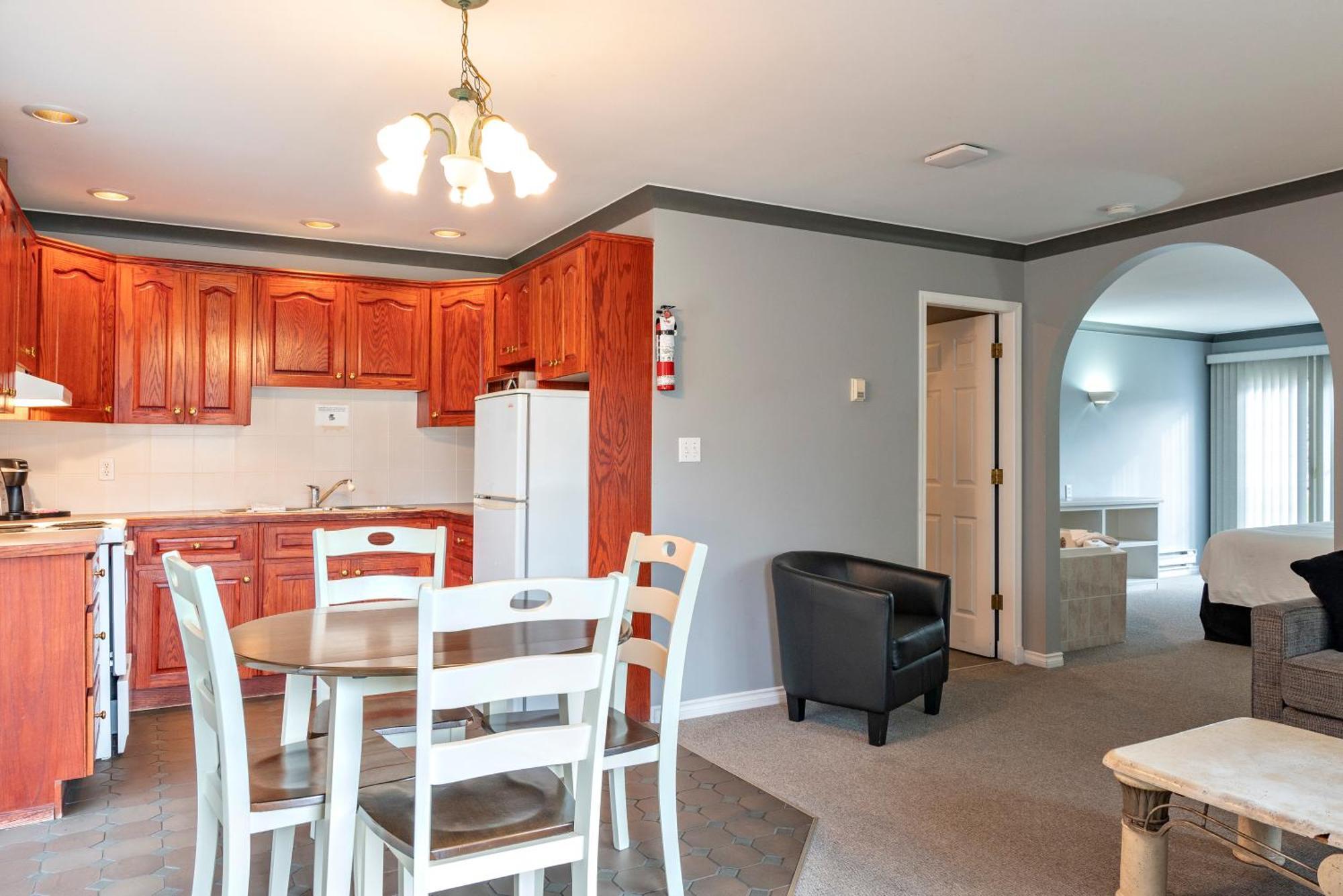Tiki Shores Inn & Suites Penticton Ngoại thất bức ảnh