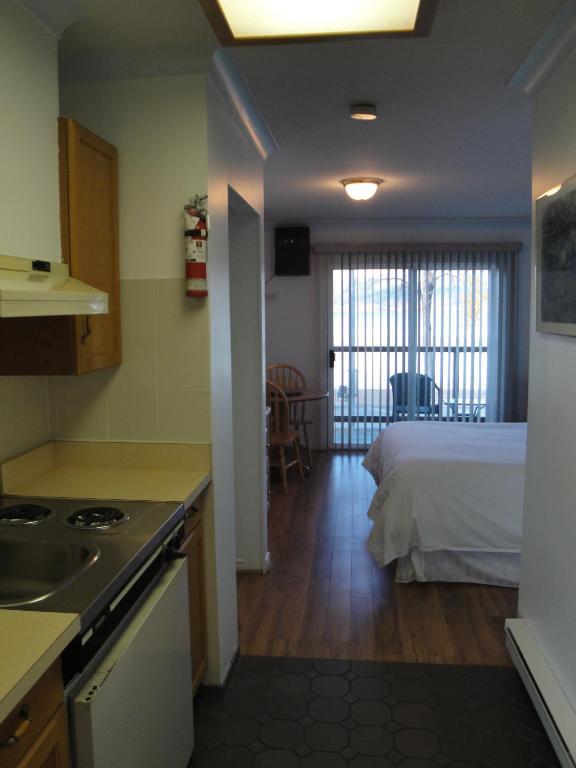 Tiki Shores Inn & Suites Penticton Ngoại thất bức ảnh