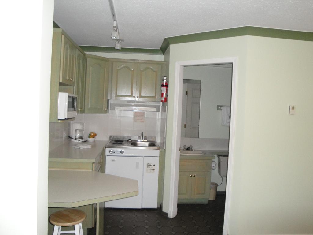 Tiki Shores Inn & Suites Penticton Ngoại thất bức ảnh