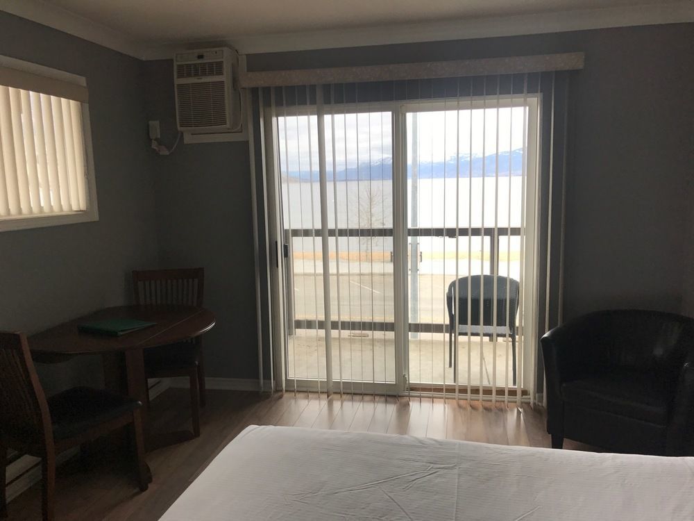 Tiki Shores Inn & Suites Penticton Ngoại thất bức ảnh