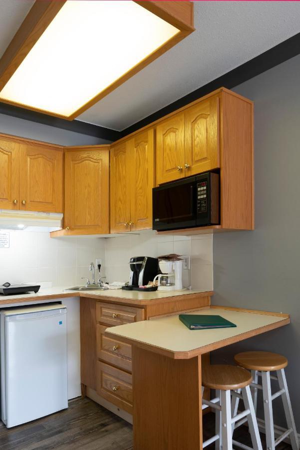 Tiki Shores Inn & Suites Penticton Ngoại thất bức ảnh