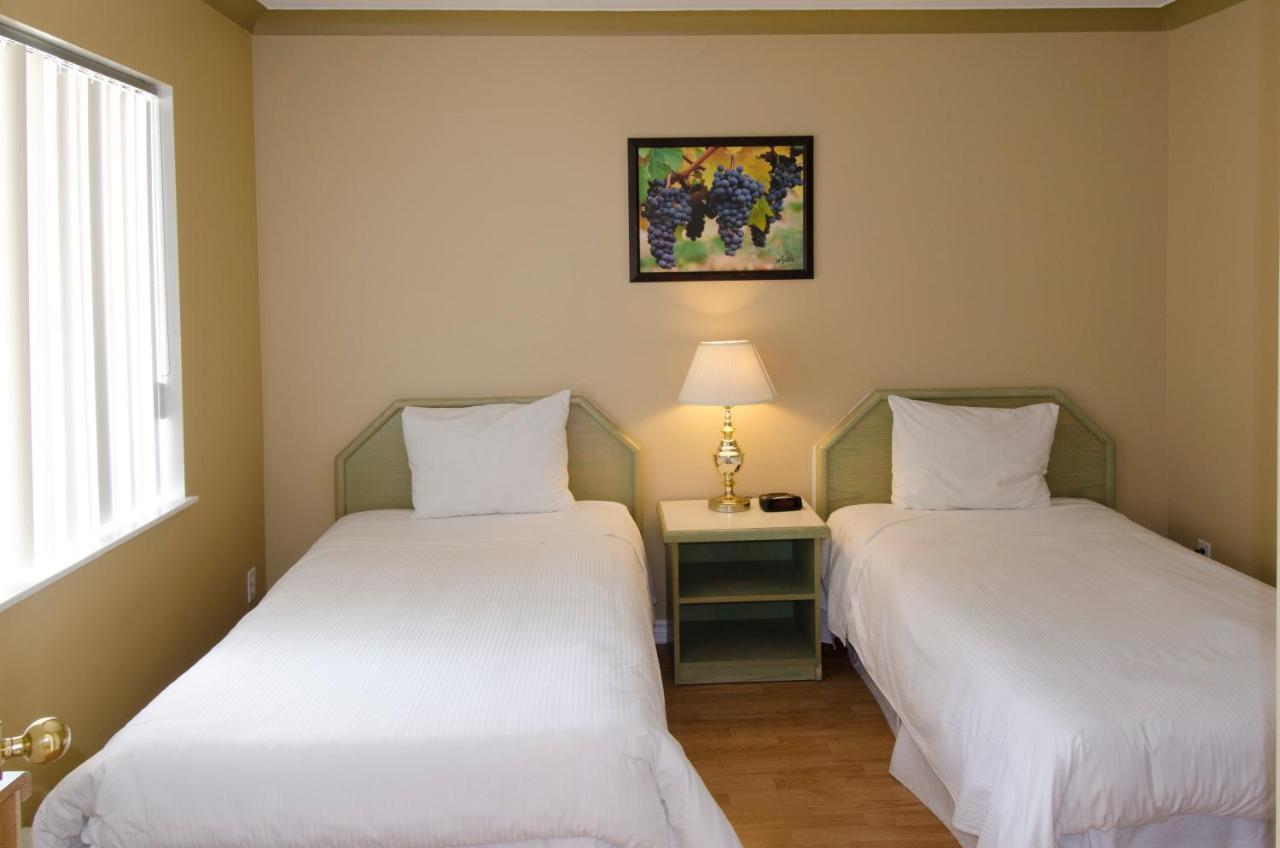Tiki Shores Inn & Suites Penticton Ngoại thất bức ảnh