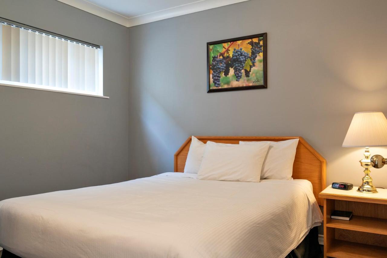 Tiki Shores Inn & Suites Penticton Ngoại thất bức ảnh
