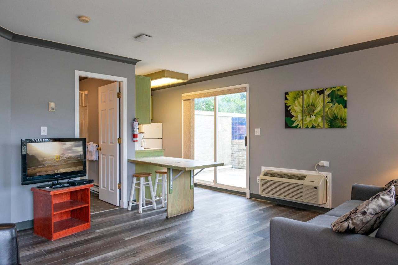 Tiki Shores Inn & Suites Penticton Ngoại thất bức ảnh