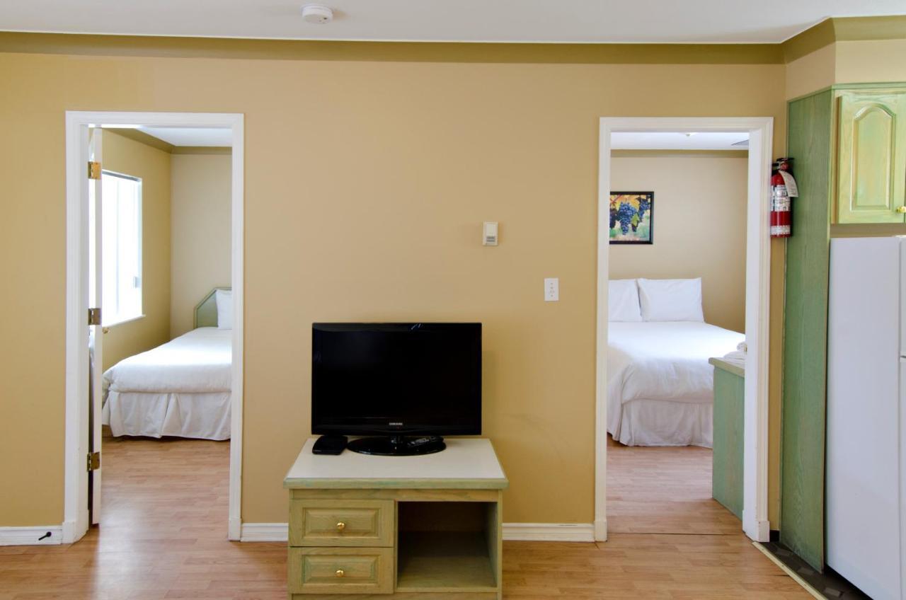 Tiki Shores Inn & Suites Penticton Ngoại thất bức ảnh