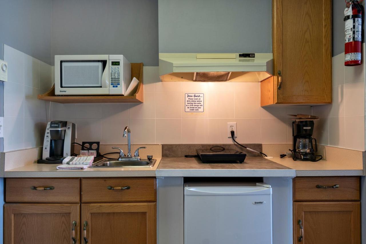 Tiki Shores Inn & Suites Penticton Ngoại thất bức ảnh